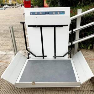 დახრილი, ბარიერებისგან თავისუფალი ამწევი ლიფტი